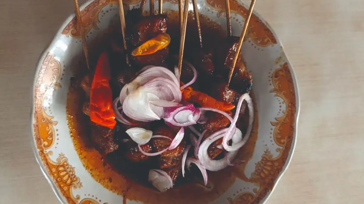 Sajian sate kambing khas Tulungagung dengan bumbu kecap dan irisan bawang tersaji menggugah selera. Kuliner ini menjadi salah satu jujukan pemudik saat Lebaran.(RAHIIQ AL BCAHRI/RADAR TULUNGAGUNG)