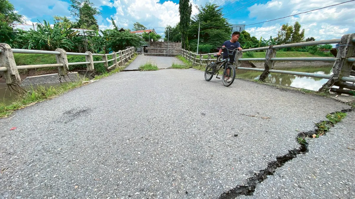 Kondisi Jembatan Junjung yang patah dan belum bisa dilintasi warga selama dua tahun belakangan.(DR PERDANA/RADAR TULUNGAGUNG)