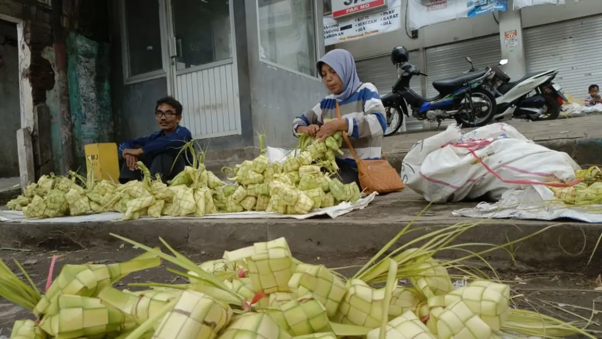 Beberapa orang yang berjualan janur dan ketupat di depan Pasar Ngemplak.(RAHIIQ AL BACHRI/RADAR TULUNGAGUNG)