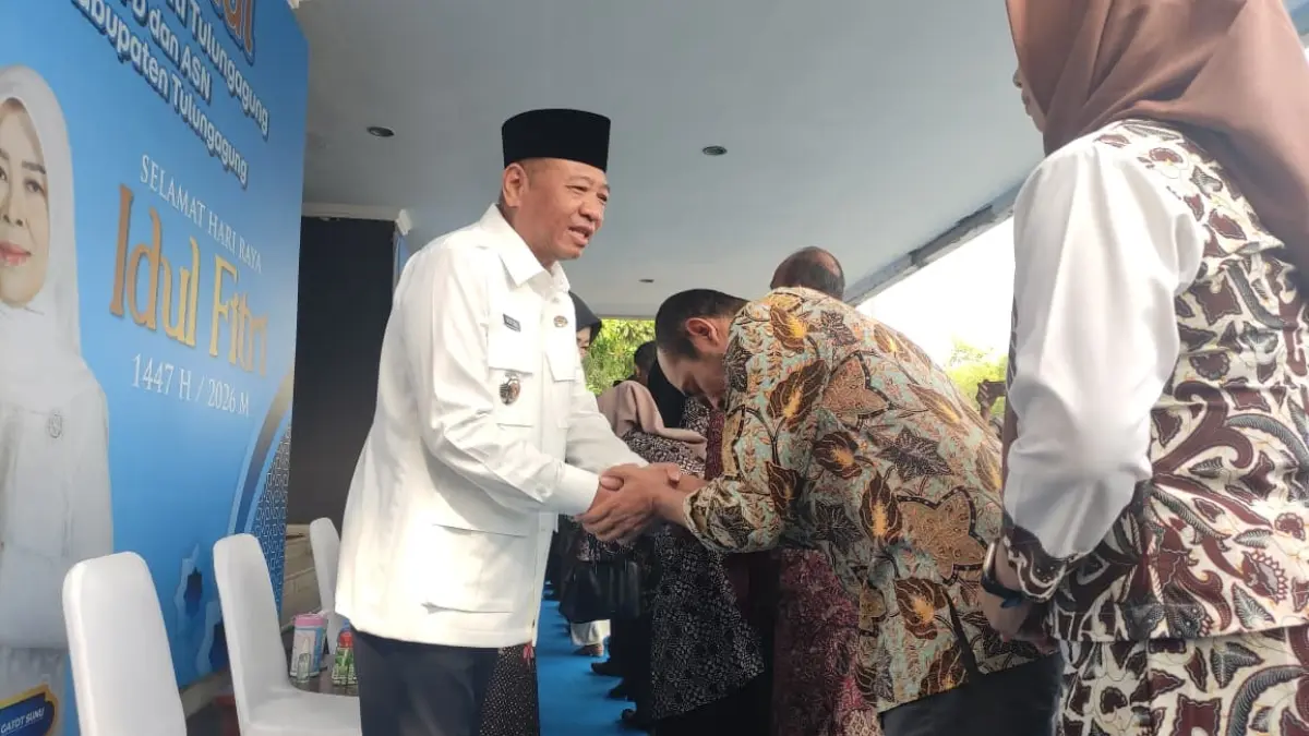 Bupati Tulungagung Gatut Sunu Wibowo bersalaman dengan seluruh ASN yang mengikuti apel besar dan halalbihalal di halaman kantor pemkab.(SANDY YUWANA/RADAR TULUNGAGUNG)