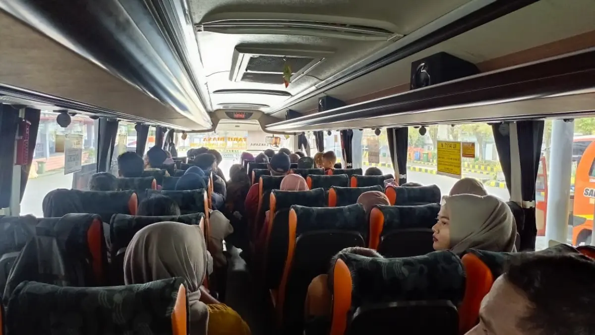 Kondisi penumpang di dalam bus di Terminal Gayatri Tulungagung.(RAHIIQ AL BACHRI/RADAR TULUNGAGUNG)