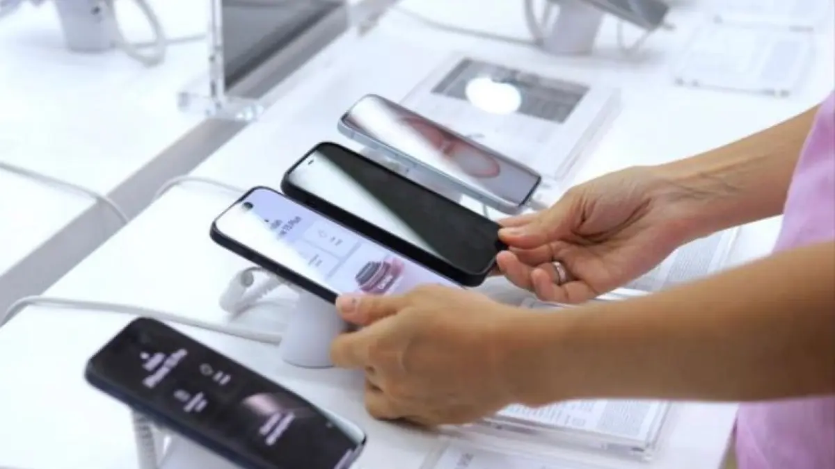 Cek daftar 10 HP Oppo terbaru 2026! Dari Reno 15 Pro Max kamera 200 MP hingga seri A6 baterai 7000 mAh. Temukan HP idamanmu agar tidak menyesal!