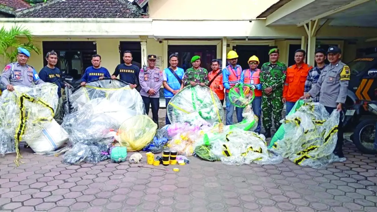 Personel gabungan menunjukkan balon udara liar yang diamankan di wilayah Kecamatan Besuki, Tulungagung, pada Sabtu lalu.(POLSEK BESUKI UNTUK RADAR TULUNGAGUNG)