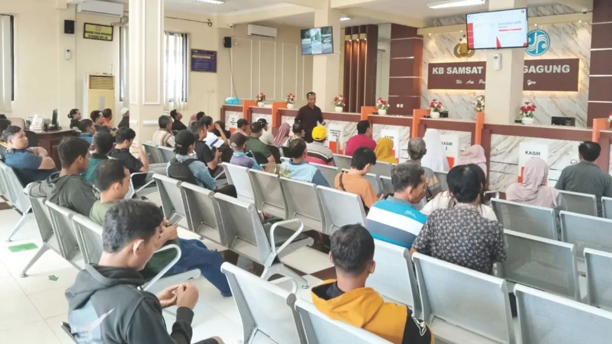 Suasana pelayanan di Kantor Bersama Samsat Tulungagung yang belum terpengaruh WFH.(SANDY YUWANA/RADAR TULUNGAGUNG)