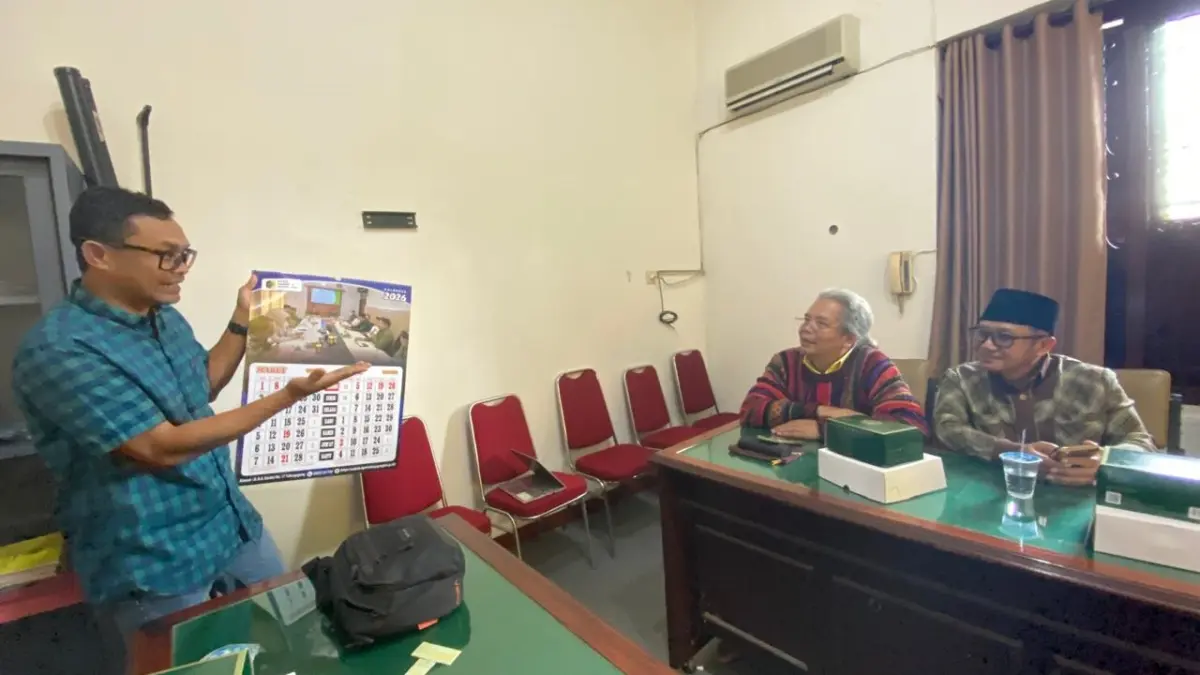 Anggota Fraksi Golkar DPRD Tulungagung mendengarkan paparan materi dari GM Radar Tulungagung, Andrian Sunaryo, kemarin (31/3/2026).(DR PERDANA/RADAR TULUNGAGUNG)