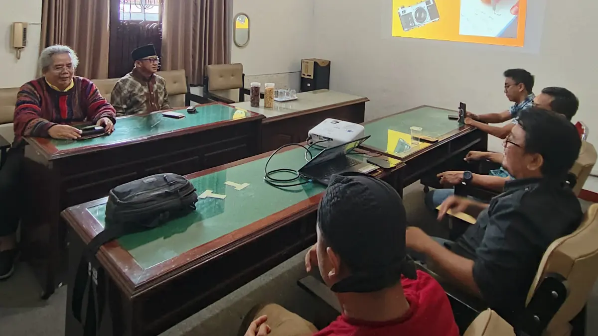 Anggota Fraksi Golkar DPRD Tulungagung mengikuti pelatihan membuat berita dan foto bersama Radar Tulungagung. (FAHMI UNTUK RADAR TULUNGAGUNG)