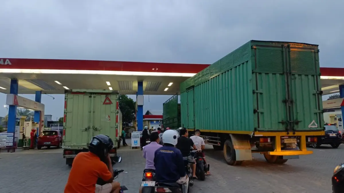 Belasan pemilik kendaraan bermotor mengantre di SPBU Plosokandang, Tulungagung, kemarin (31/3), setelah mendengar isu kenaikan harga BBM.(RAHIIQ AL BACHRI/RADAR TULUNGAGUNG)