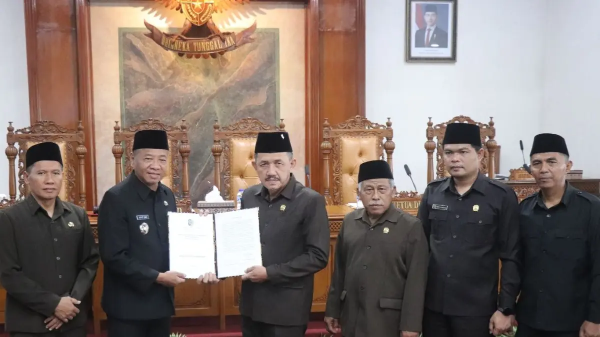 Bupati Tulungagung Gatut Sunu Wibowo, Wakil Bupati Tulungagung Ahmad Baharudin, Ketua DPRD Tulungagung Marsono, beserta jajaran wakil ketua DPRD, berfoto bersama seusai menandatangani berkas LKPj dan Propemperda 2026.(SANDY YUWANA/RADAR TULUNGAGUNG)
