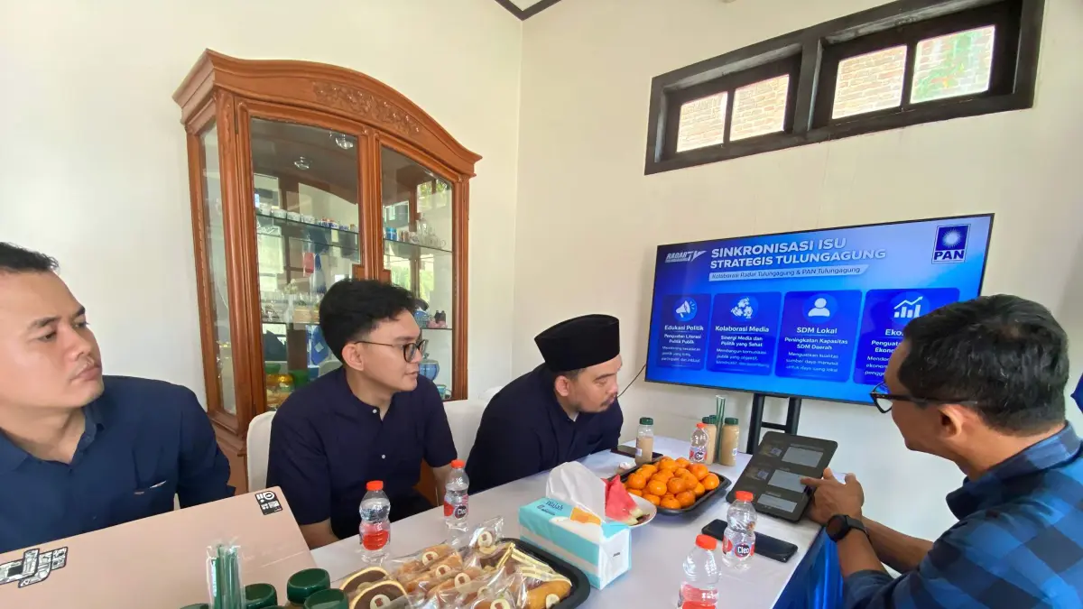 Jajaran pengurus DPD PAN Kabupaten Tulungagung berdiskusi dengan GM Radar Tulungagung Andrian Sunaryo pada Rabu (1/4/2025) di kantor sekretariat. (DR PERDANA/RADAR TULUNGAGUNG)