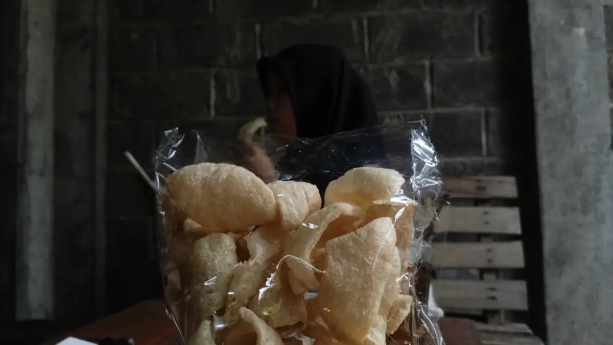 Kerupuk rambak menjadi salah satu camilan yang paling dicari masyarakat Tulungagung saat Lebaran.(RAHIIQ AL BACHRI/RADAR TULUNGAGUNG)