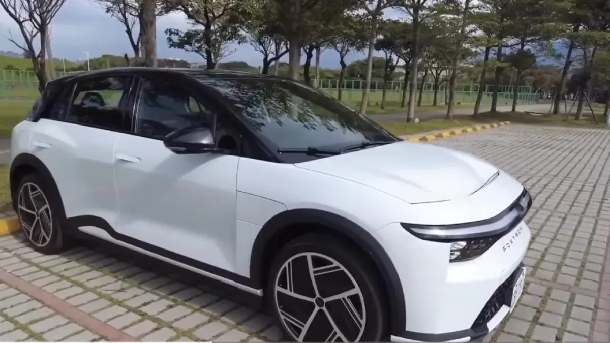 Mobil listrik hatchback Mitsubishi hasil kolaborasi Foxconn hadir dengan tenaga 400 HP dan jarak tempuh 430 km.