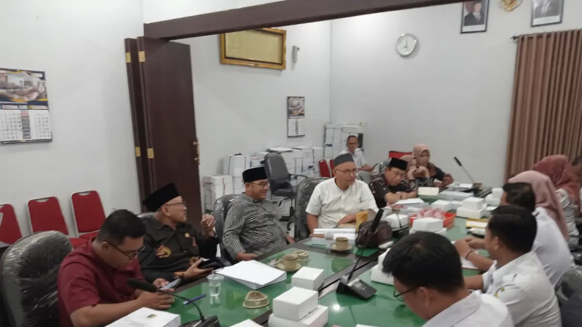 Anggota Komisi A DPRD Tulungagung menggelar hearing dengan Dinas Pendidikan pada Rabu (1/4).