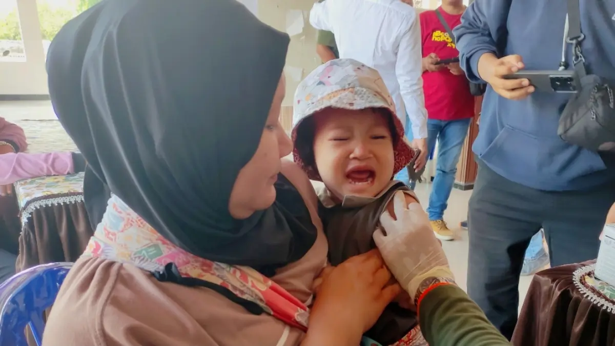 Tim medis Dinkes Tulungagung melakukan ORI Campak di Desa Ringinpitu, Kecamatan Kedungwaru, Tulungagung 