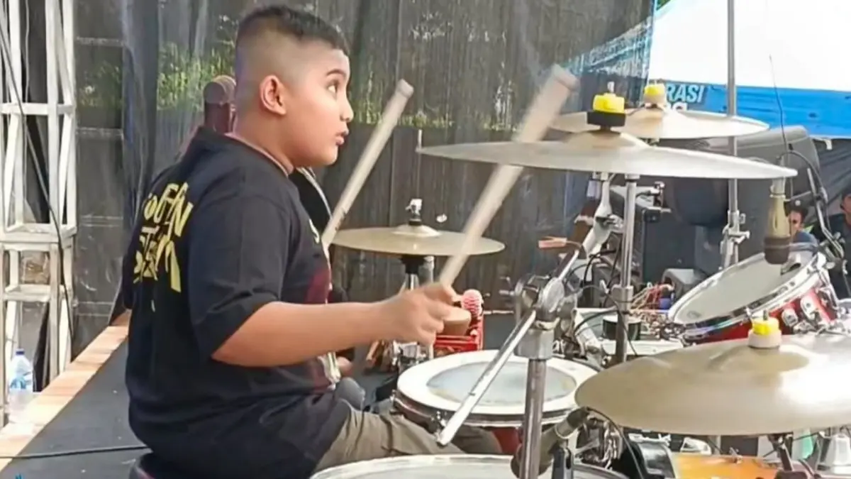 Arsyad Abdillah Bastomi terampil memainkan drum meski tunanetra.