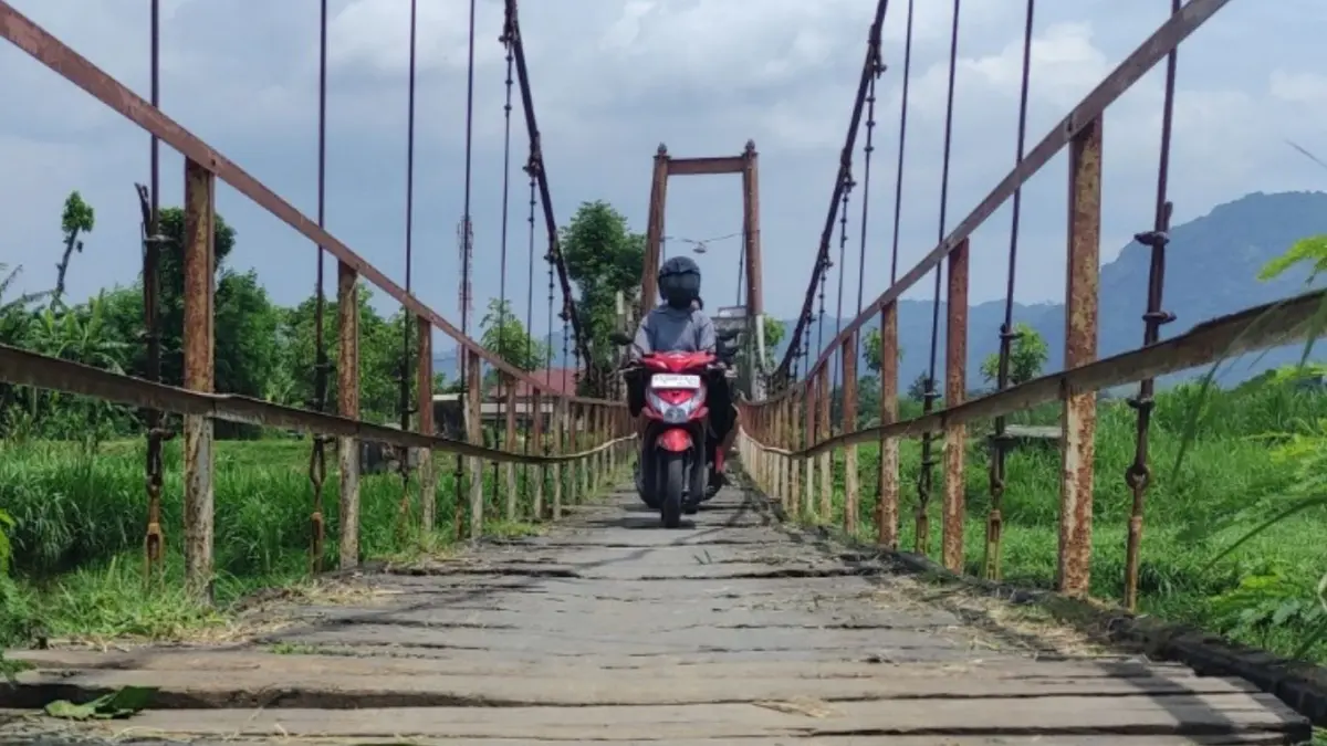 Jembatan gantung lawas di Desa Kendalbulur, Kecamatan Boyolangu, Tulungagung, meskipun kondisinya sudah usang namun masih menjadi tulang punggung warga untuk melintas menyeberangi sungai.(SANDY YUWANA/RADAR TULUNGAGUNG)