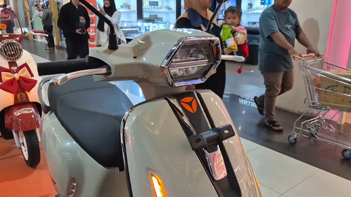 Motor listrik Yadea RS20 hadir dengan harga Rp16,6 juta, desain retro, pajak murah, dan fitur auto lock. Cocok untuk mobilitas harian!