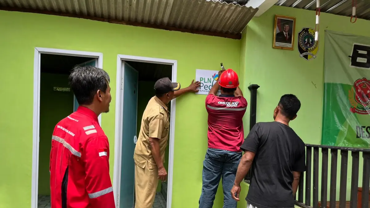  Perwakilan PLN NP UP Brantas saat menyerahkan bantuan fasilitas WASH.