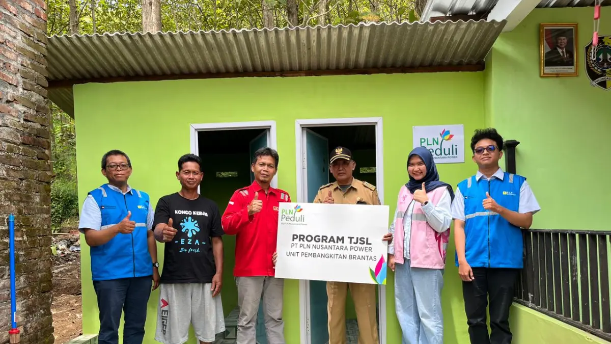 Perwakilan PLN NP UP Brantas saat menyerahkan bantuan fasilitas WASH.
