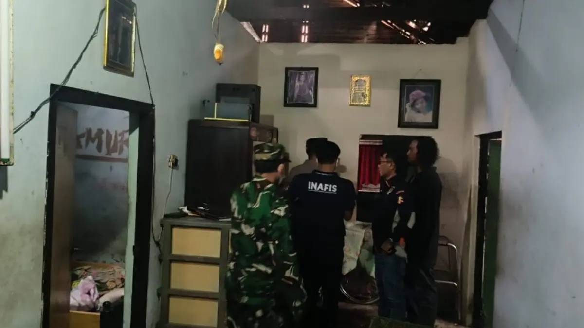 Polisi melakukan pemeriksaan di sebuah rumah di Kelurahan Kutoanyar, Tulungagung, yang menjadi lokasi penemuan nenek meninggal mendadak pada Rabu (1/4).(POLRES TULUNGAGUNG UNTUK RADAR TULUNGAGUNG)