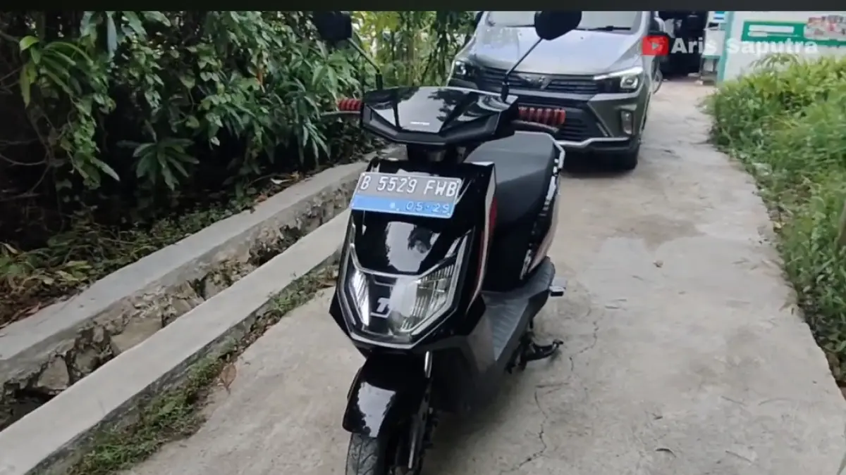 Review United MX100 setelah 7 bulan: motor listrik hemat biaya Rp3.000 sekali cas, jarak 80 km, tapi waktu charging cukup lama.