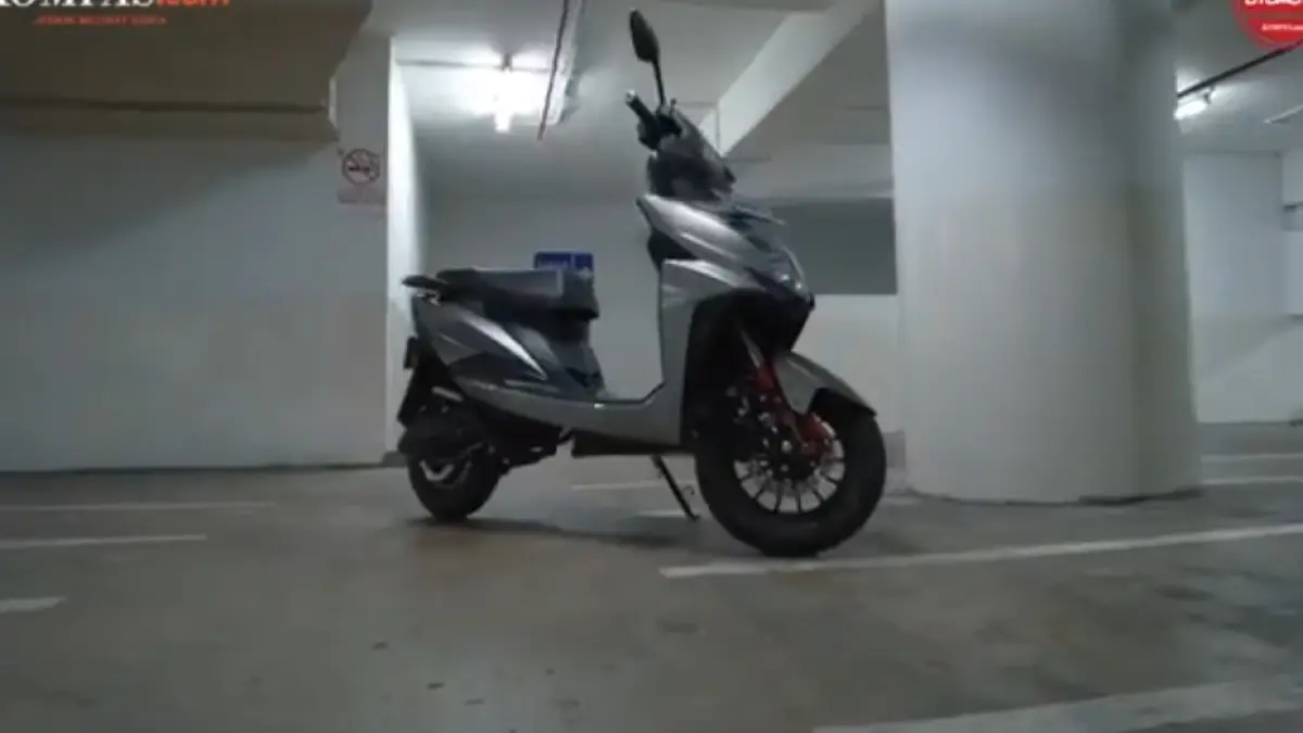 Review Volta 401: motor listrik murah Rp9,9 juta dengan jarak tempuh 60 km dan fitur ganti baterai praktis.