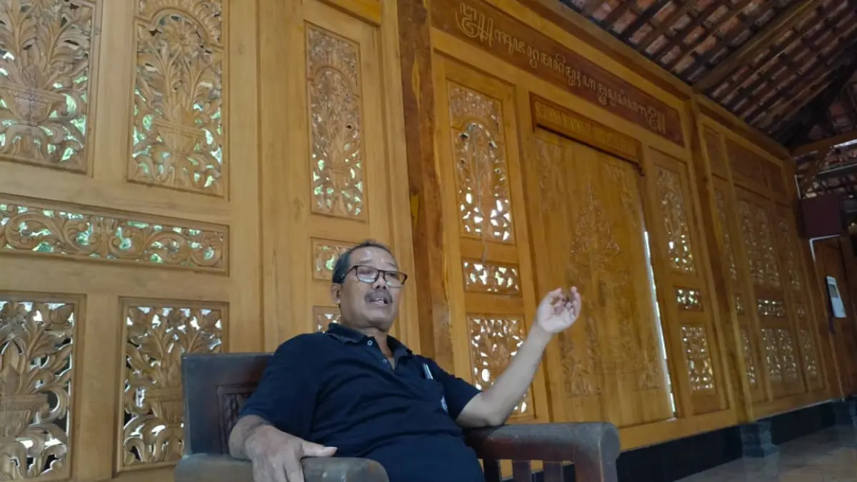 Sunarko Budiman menceritakan pengalamannya sebagai penulis buku dan upaya membedah sejarah desa di kediamannya di Desa Balerejo, Kecamatan Kauman, Tulungagung.(RAHIIQ AL BACHRI/RADAR TULUNGAGUNG)