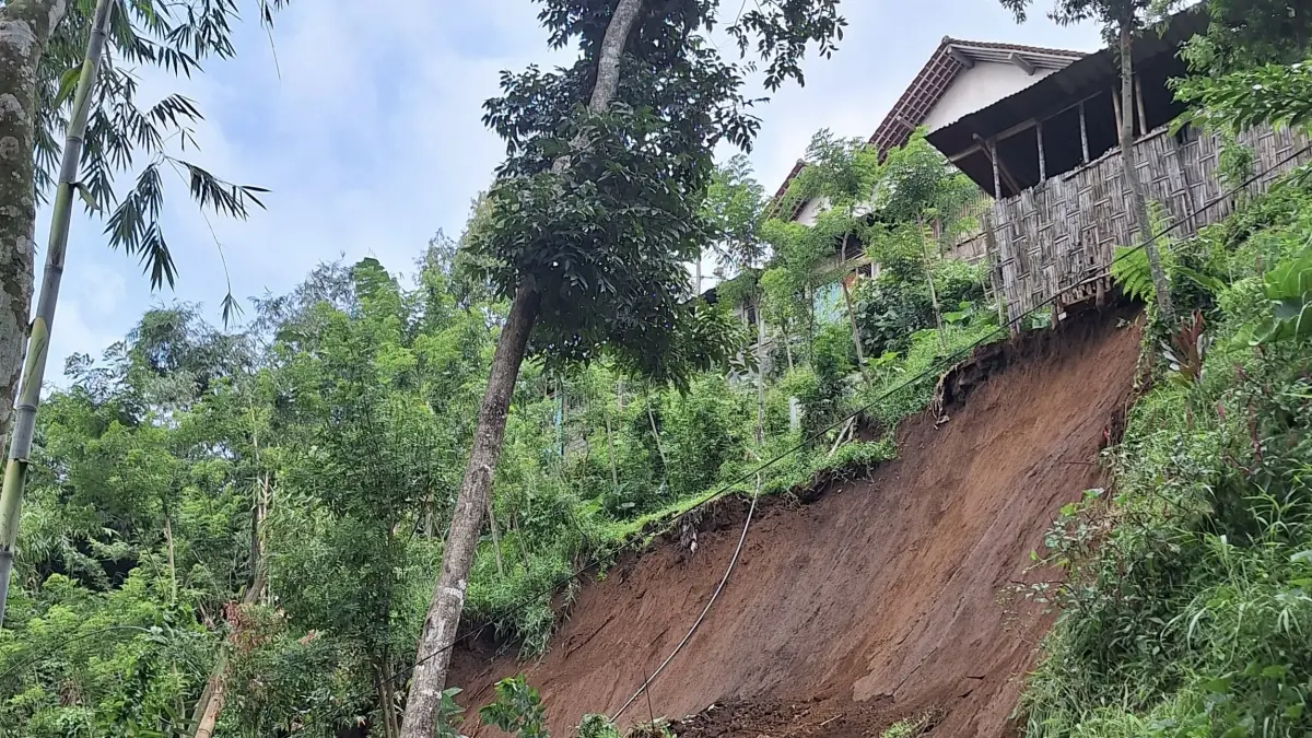 Tebing longsor di Desa Geger, Kecamatan Sendang memutus akses menuju Candi Penampihan. (SUNARMI/RADAR TULUNGAGUNG)