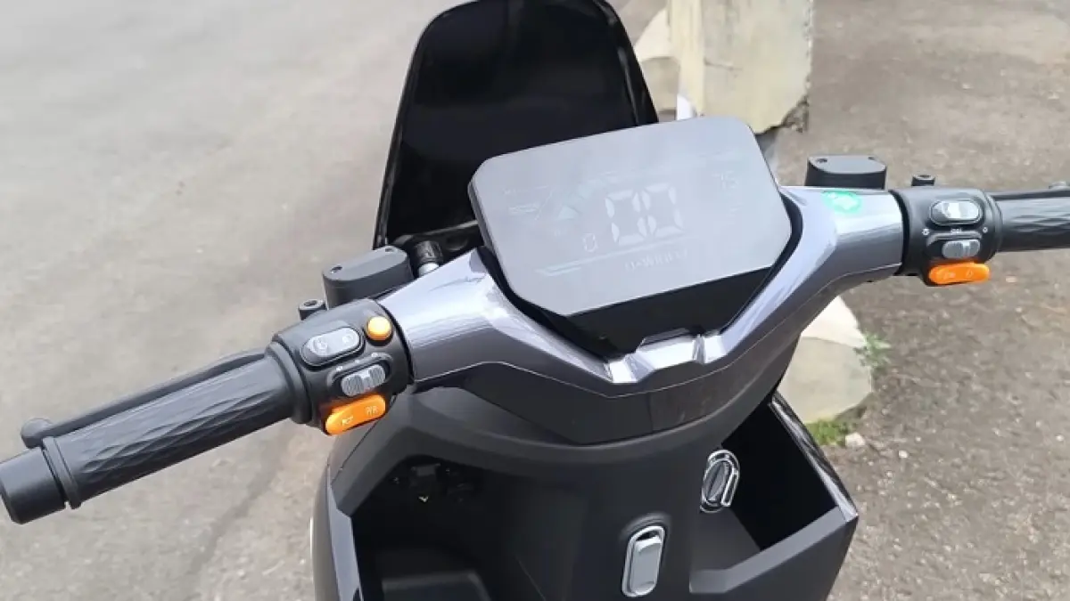Uwinfly M110G harga dan spesifikasi terbaru 2026, motor listrik murah 3000 watt dengan fitur lengkap dan kecepatan tinggi.