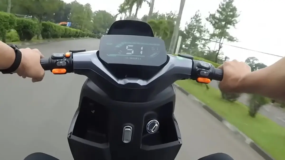 Uwinfly M110G review Indonesia 2026, kupas desain futuristik dan fitur motor listrik terbaru yang mulai mencuri perhatian pasar.