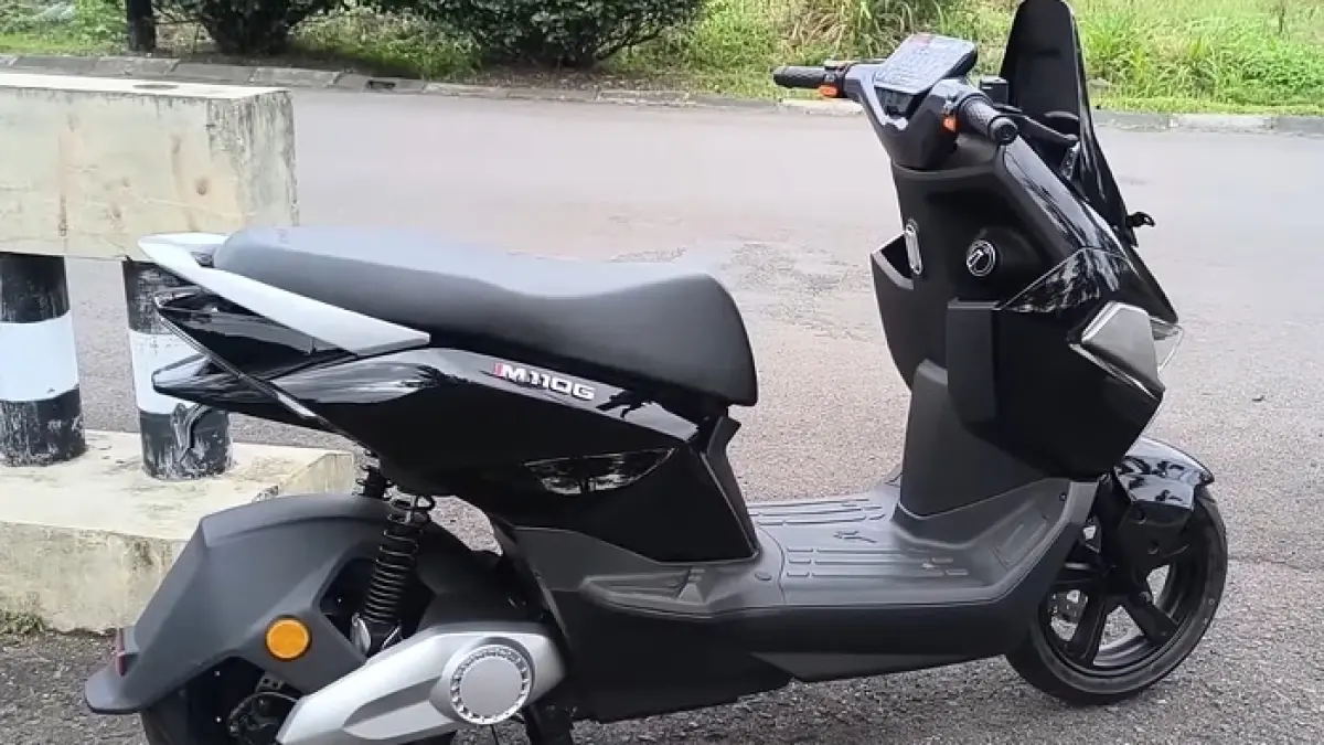 Uwinfly M110G review Indonesia: motor listrik bergaya maxi dengan fitur modern, desain futuristik, dan nyaman untuk harian.