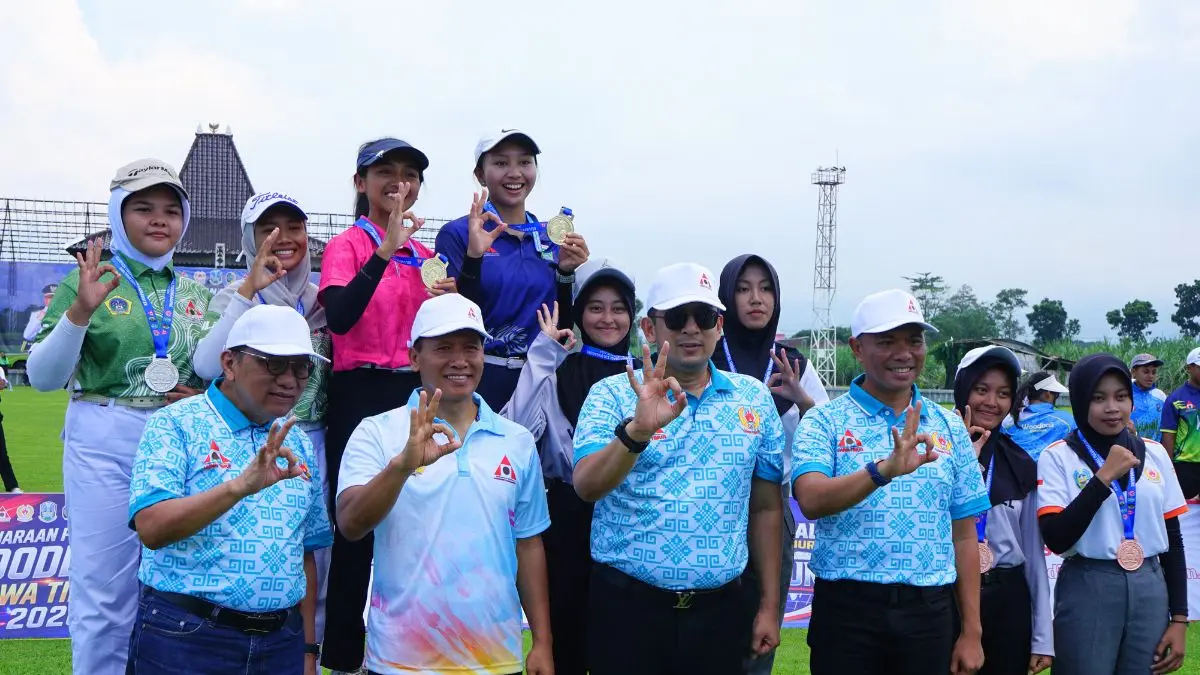 Wabup Ahmad Baharudin foto bersama pengurus Koni Jatim, Pengurus IWbA Jatim, dan perwakilan dari Dispora Provinsi Jawa Timur.