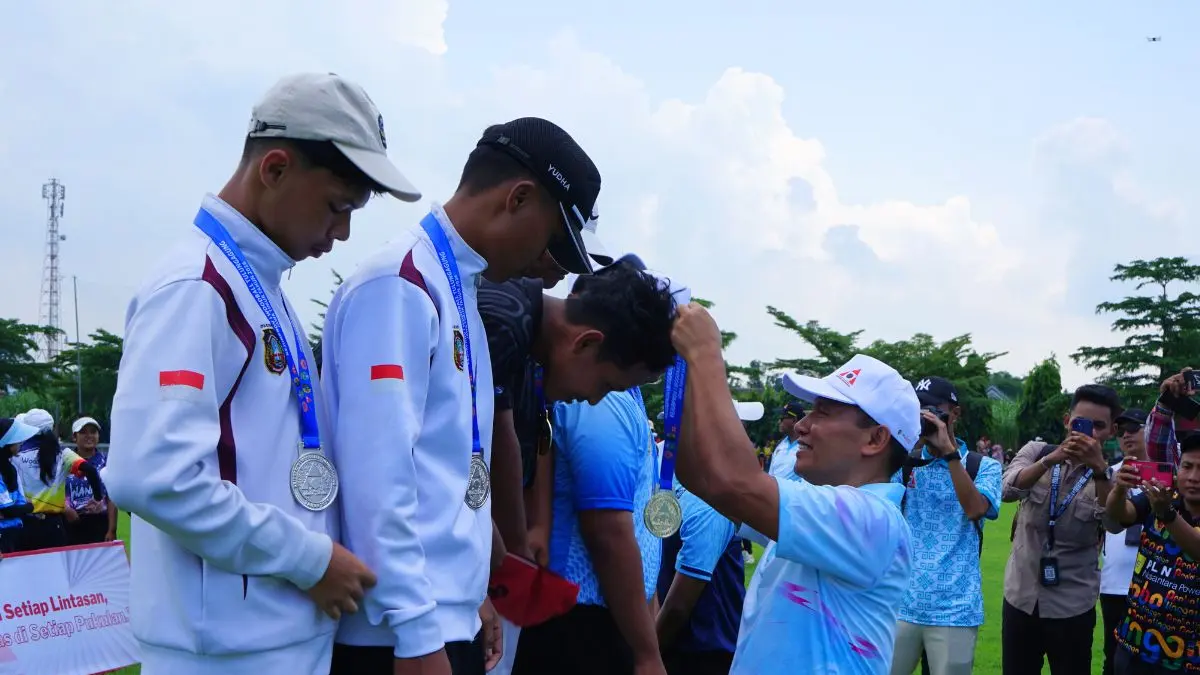 Wabup Tulungagung Ahmad Baharudin, mengalungkan medali kepada pemenang Kejurprov Woodball Jatim di Tulungagung.