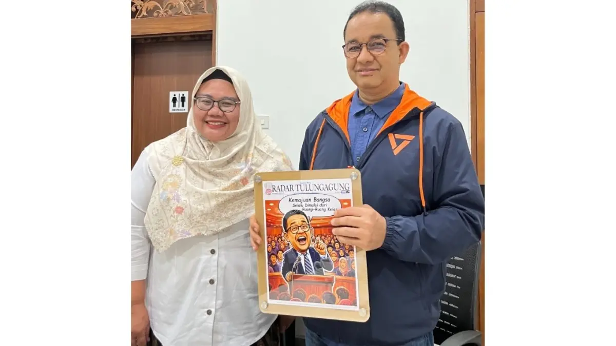 Widianing Setya Rahayu (kiri) dari Jawa Pos Radar Tulungagung menyerahkan karikatur kepada Anies Baswedan saat kunjungan di Rumah Aksi Bersama, Selasa (31/3/2026).(YESSICA AJENG PARAMITHA/RADAR TULUNGAGUNG)