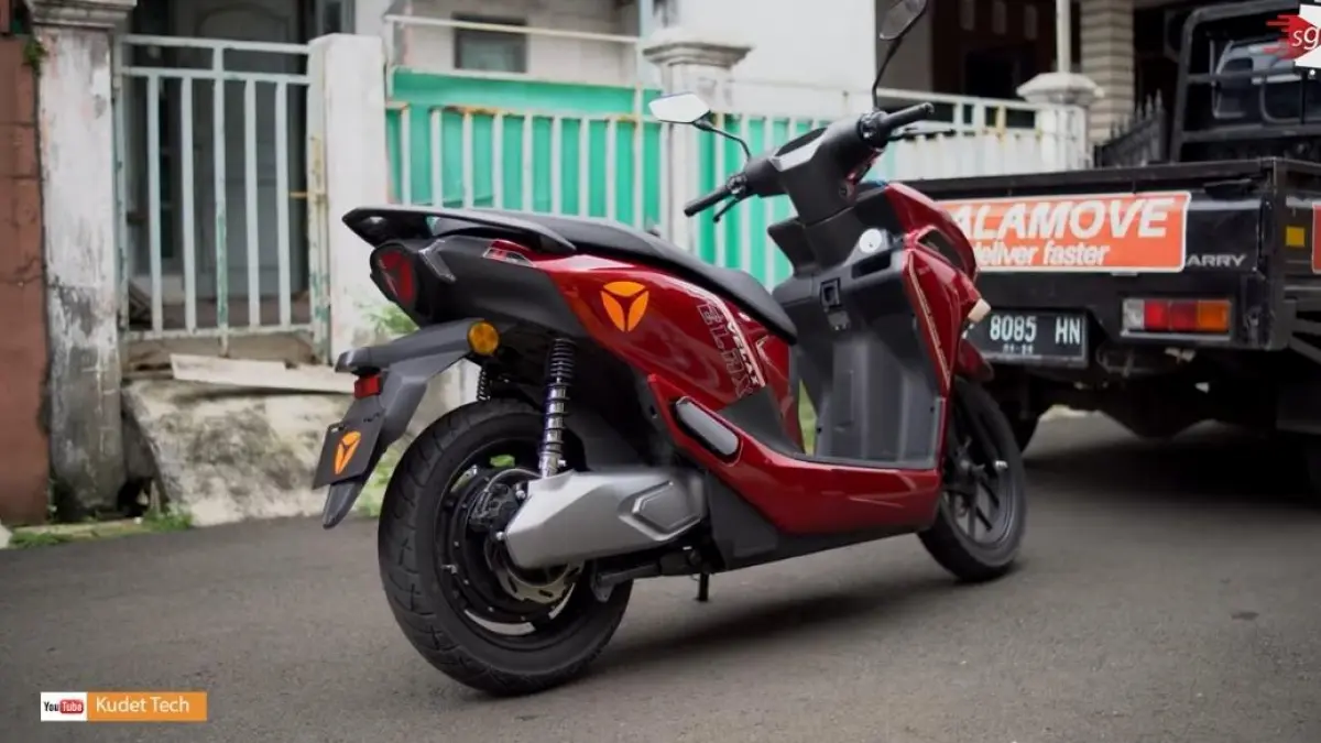 Rekomendasi sepeda motor listrik premium terbaik 2025, performa kencang, fitur canggih, harga mulai Rp19 jutaan.