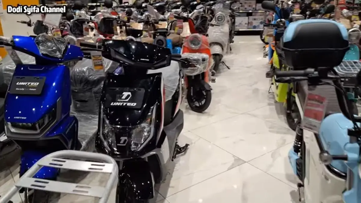 Update harga motor listrik terbaru Maret 2026 di Transmart Cibubur, mulai Rp5,9 jutaan hingga Rp21 jutaan plus promo diskon.