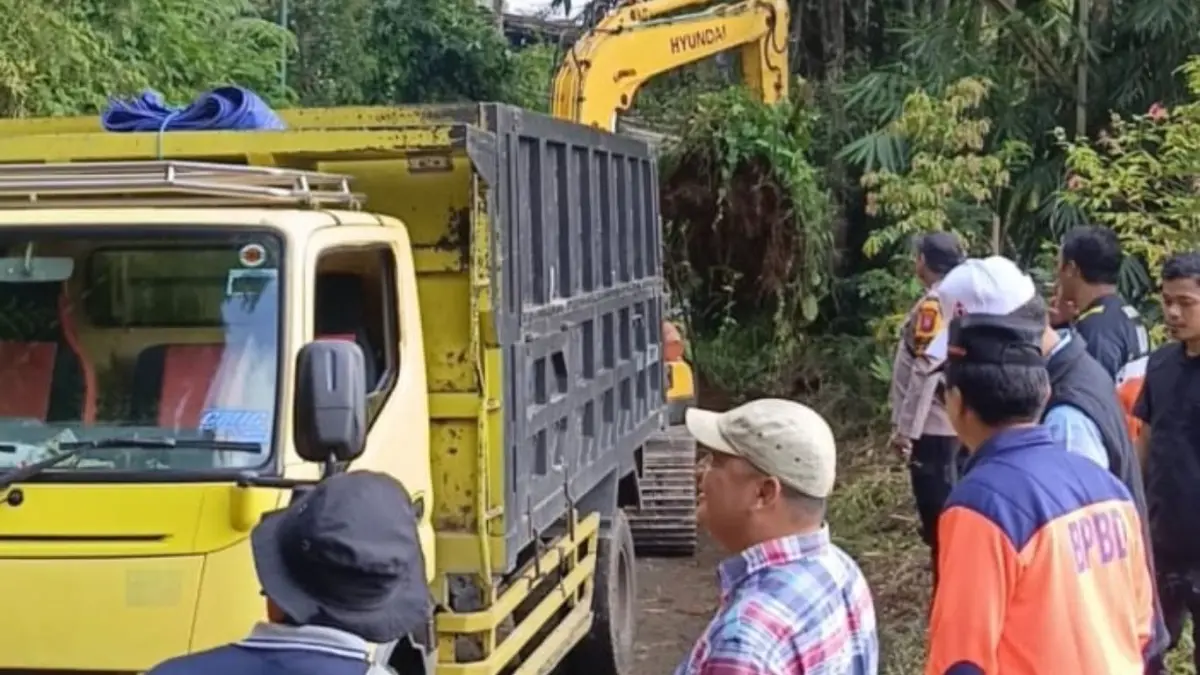 Alat berat untuk proses pembersihan longsor di kawasan Candi Penampihan, Kecamatan Sendang, Tulungagung.