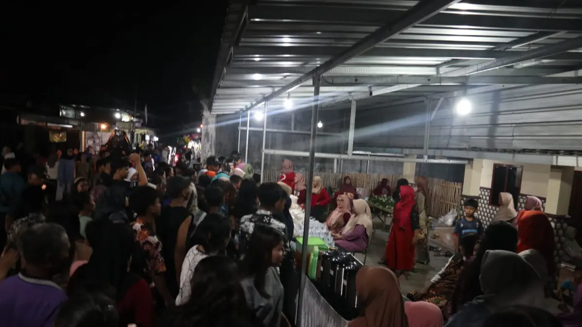 Antusiasme warga saat acara Kupatan di Dusun Manggisan, Desa Plosokandang, Kecamatan Kedungwaru, Tulungagung.