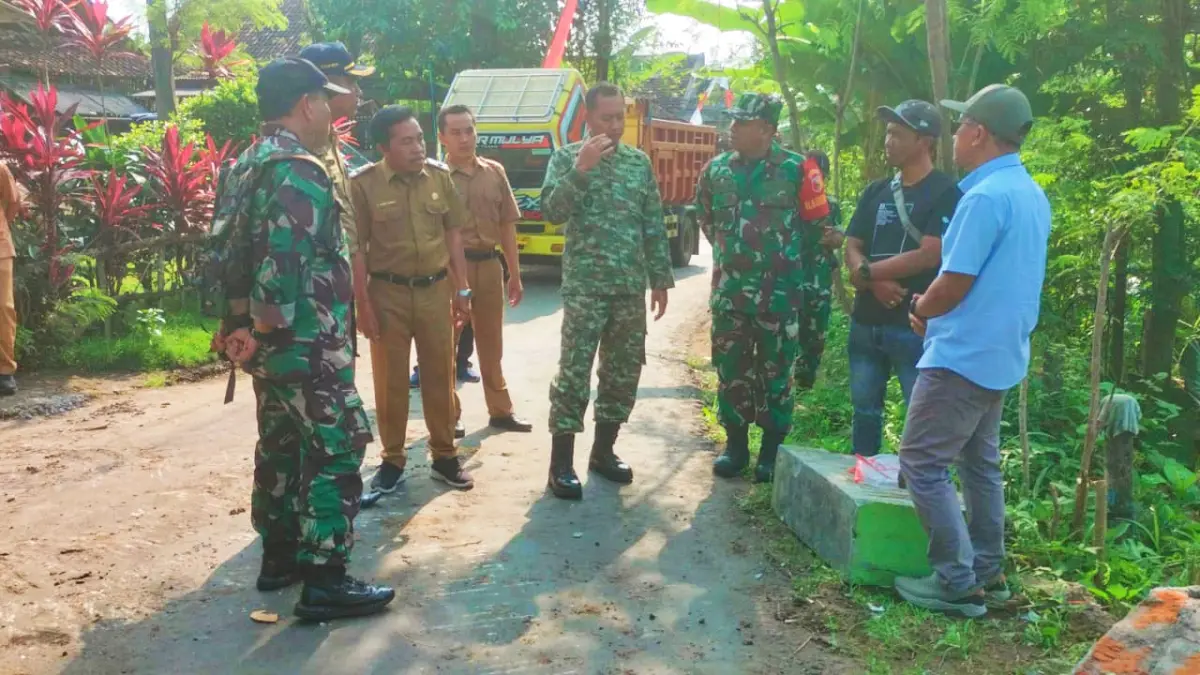 Dandim 0807 Tulungagung saat meninjau langsung progres pembangunan Jembatan Garuda di Desa Joho, Kecamatan Kalidawir, Tulungagung.(PEMDES JOHO UNTUK RADAR TULUNGAGUNG)