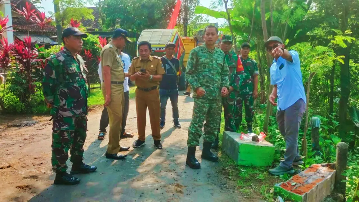 Dandim 0807 Tulungagung saat meninjau langsung progres pembangunan Jembatan Garuda di Desa Joho, Kecamatan Kalidawir, Tulungagung.(PEMDES JOHO UNTUK RADAR TULUNGAGUNG)