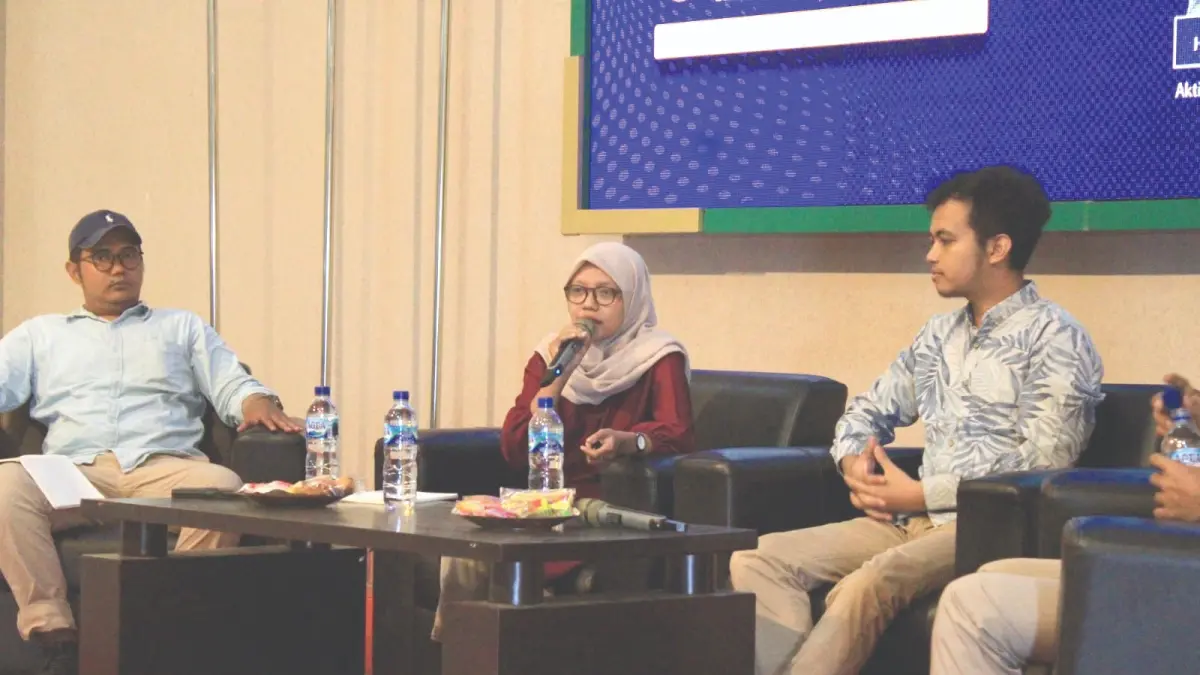 Dian Kurnia Sari saat menjadi seorang pembicara di sebuah forum diskusi publik.