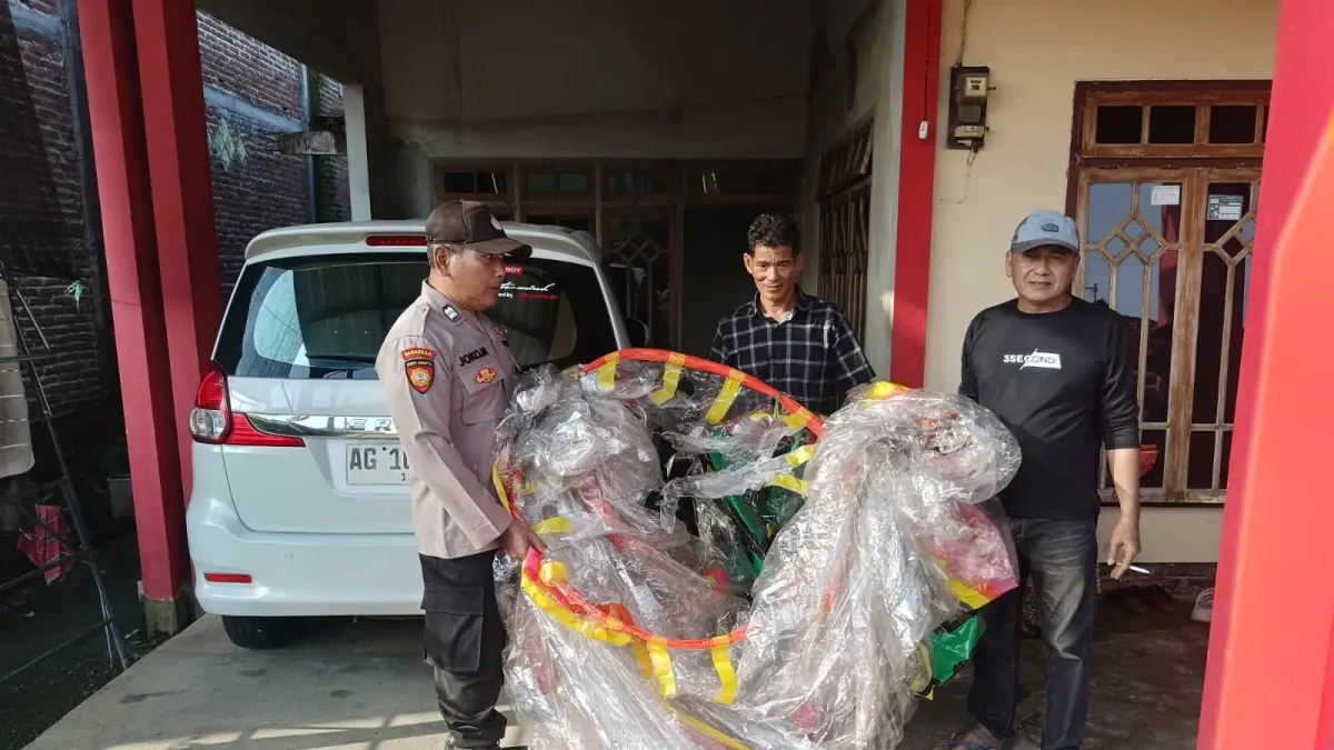 Sebuah balon udara raksasa yang dipasangi petasan jatuh tepat di atas rumah warga Desa Tanggulwelahan, Kecamatan Besuki, Tulungagung, pada Jumat (3/4) sekitar pukul 06.30 WIB.