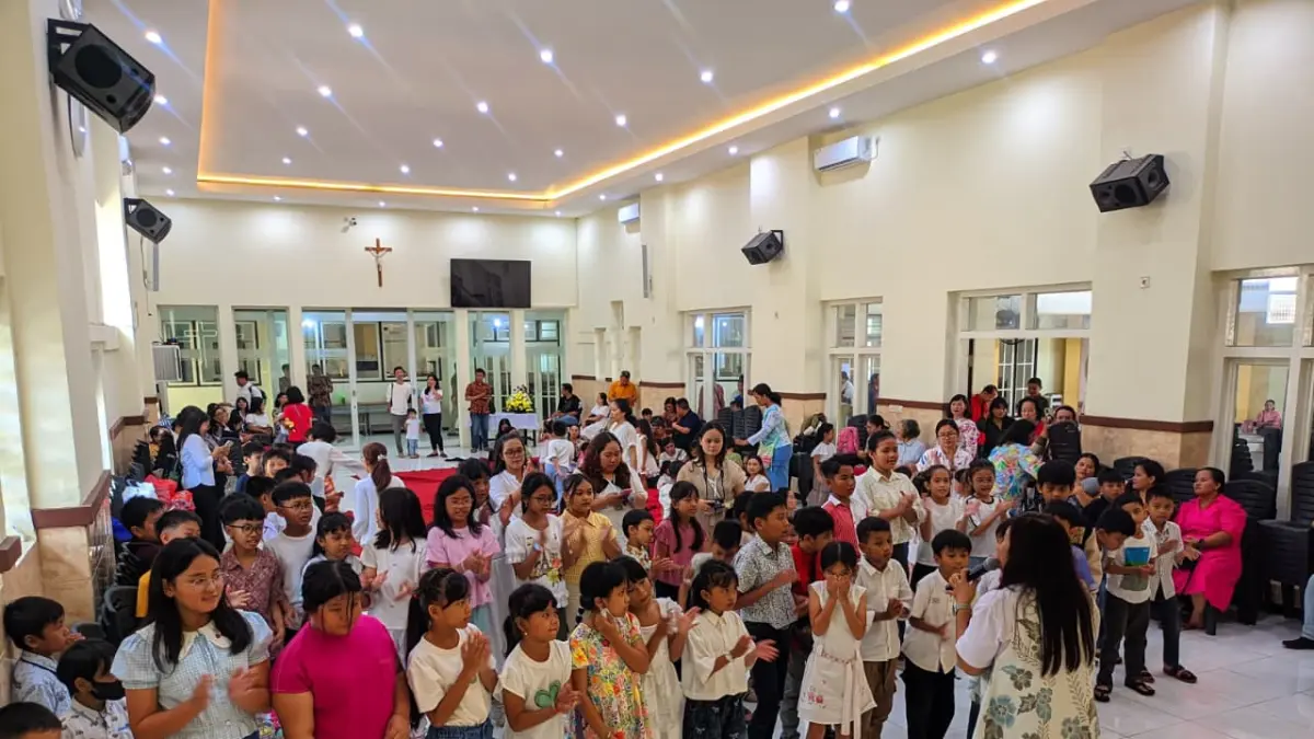 Umat Katolik Tulungagung merayakan Minggu Paskah di Gereja Santa Maria Dengan Tidak Bernoda Asal, kemarin (5/4/2026).(RAHIIQ AL BACHRI/RADAR TULUNGAGUNG)