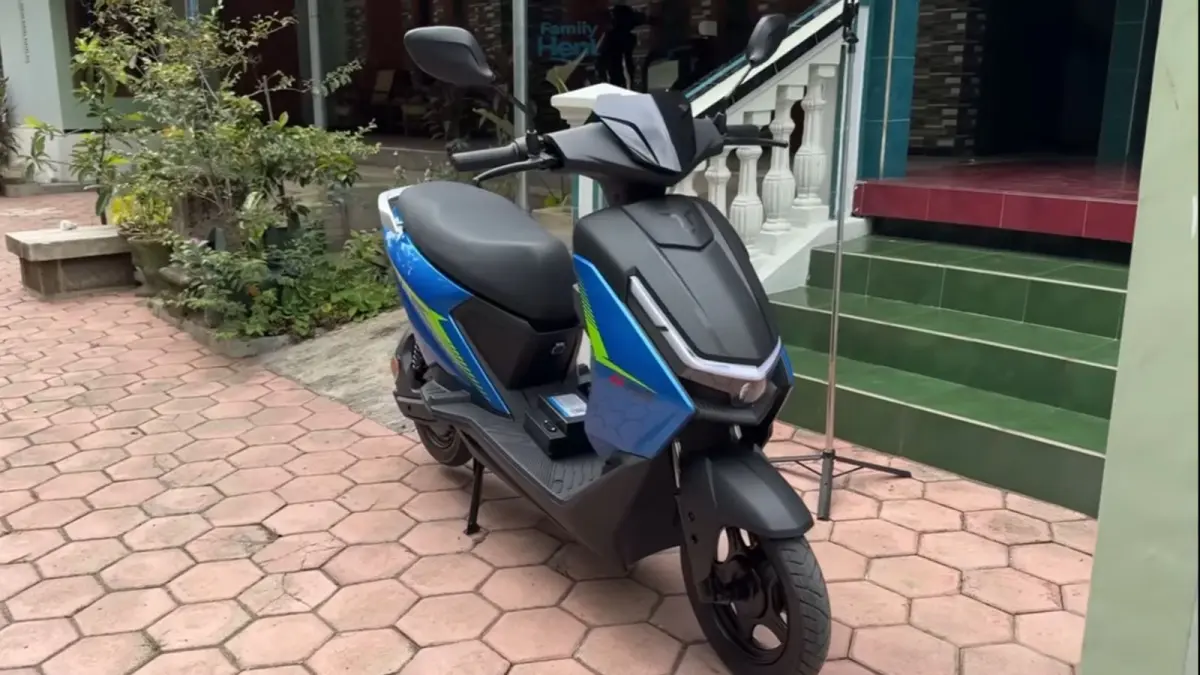 Uwinfly T78B dites 44 km tanpa ganti baterai, masih sisa dua strip dan tetap kuat menanjak di jalan kampung.