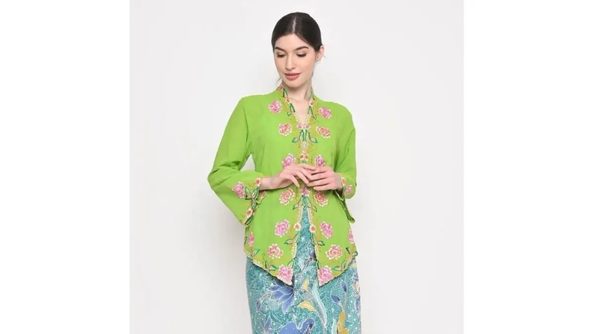 Contoh penggunaan kebaya encim untuk peringatan Hari Kartini.(pinterest.com)