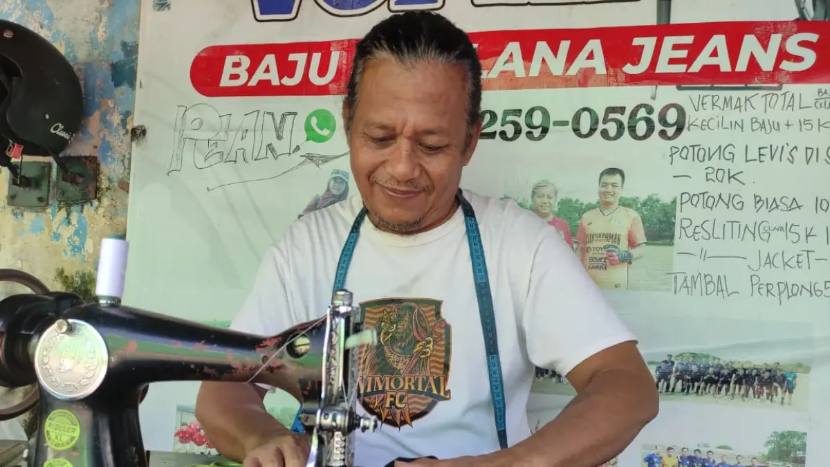 Didik Zakariya, 56, salah satu penjahit yang sudah 20 tahun di kawasan Ceplok Piring, Jalan Adi Sucipto.(SANDY YUWANA/RADAR TULUNGAGUNG)