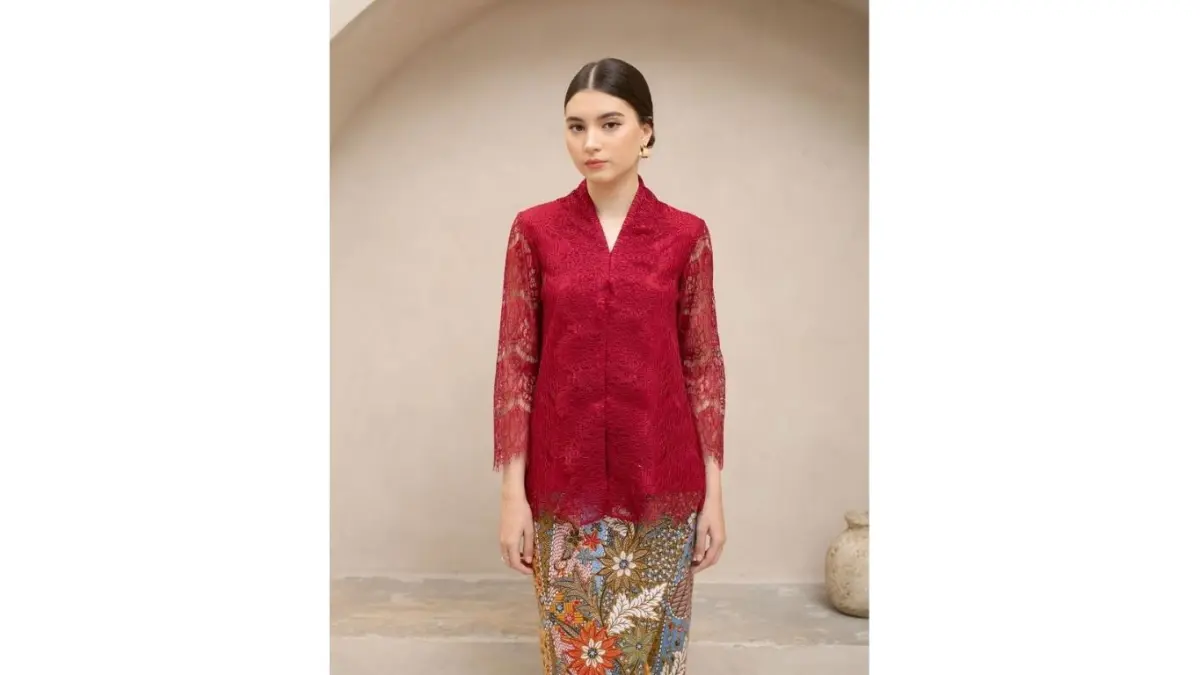 Kebaya warna merah marun cocok digunakan bagi perempuan berkulit sawo matang.(pinterest.com/binar)