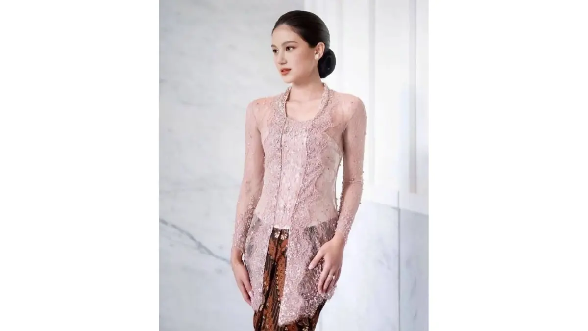 Memilih model kebaya sesuai bentuk tubuh menjadi kunci utama untuk tampil lebih anggun dan percaya diri.(pinterest.com)