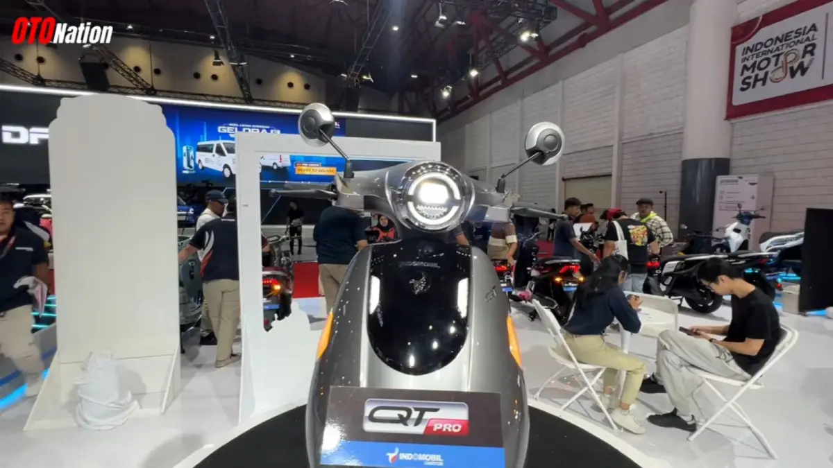 Motor listrik Indomobil eMotor QT Pro diuji boncengan dua orang di IMS 2026, tetap kuat saat tanjakan dengan fitur modern dan jarak tempuh 140 km.