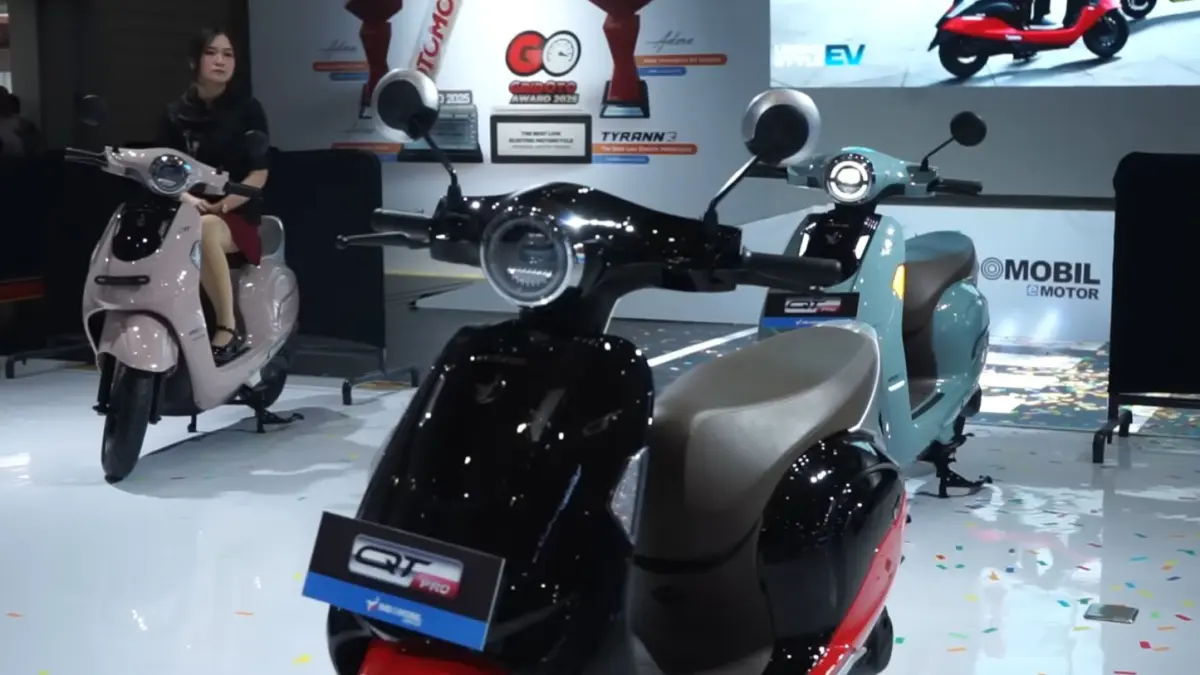 Motor listrik Indomobil eMotor QT Pro hadir dengan baterai ganda, jarak tempuh 130 km, traction control, dan harga mulai Rp18 juta.