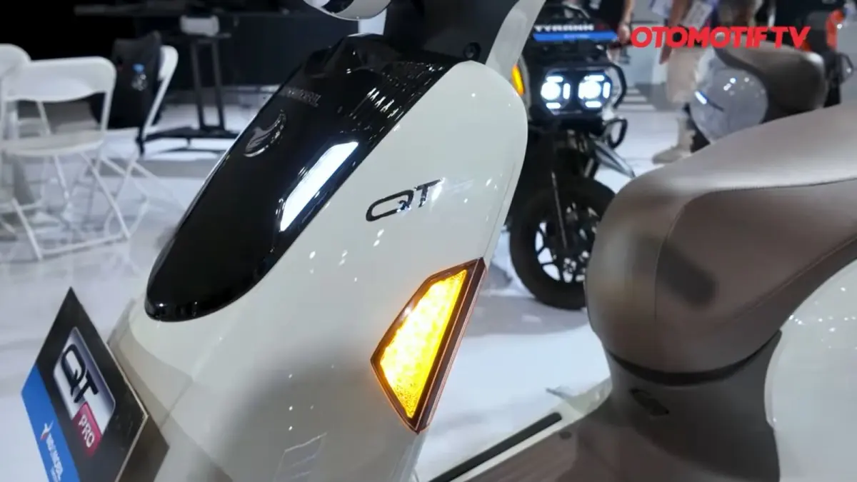 Motor listrik Indomobil eMotor QT Pro hadir dengan dual battery, jarak tempuh 135 km, NFC, traction control, dan harga mulai Rp18 juta.